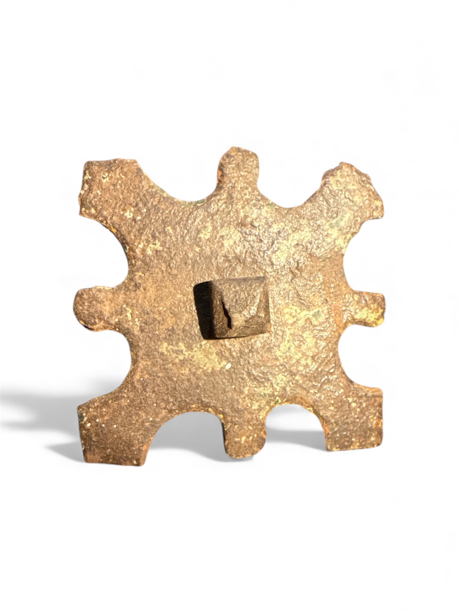 Clavo antiguo con embellecedor realizados en hierro forjado grueso. Siglo XVII.