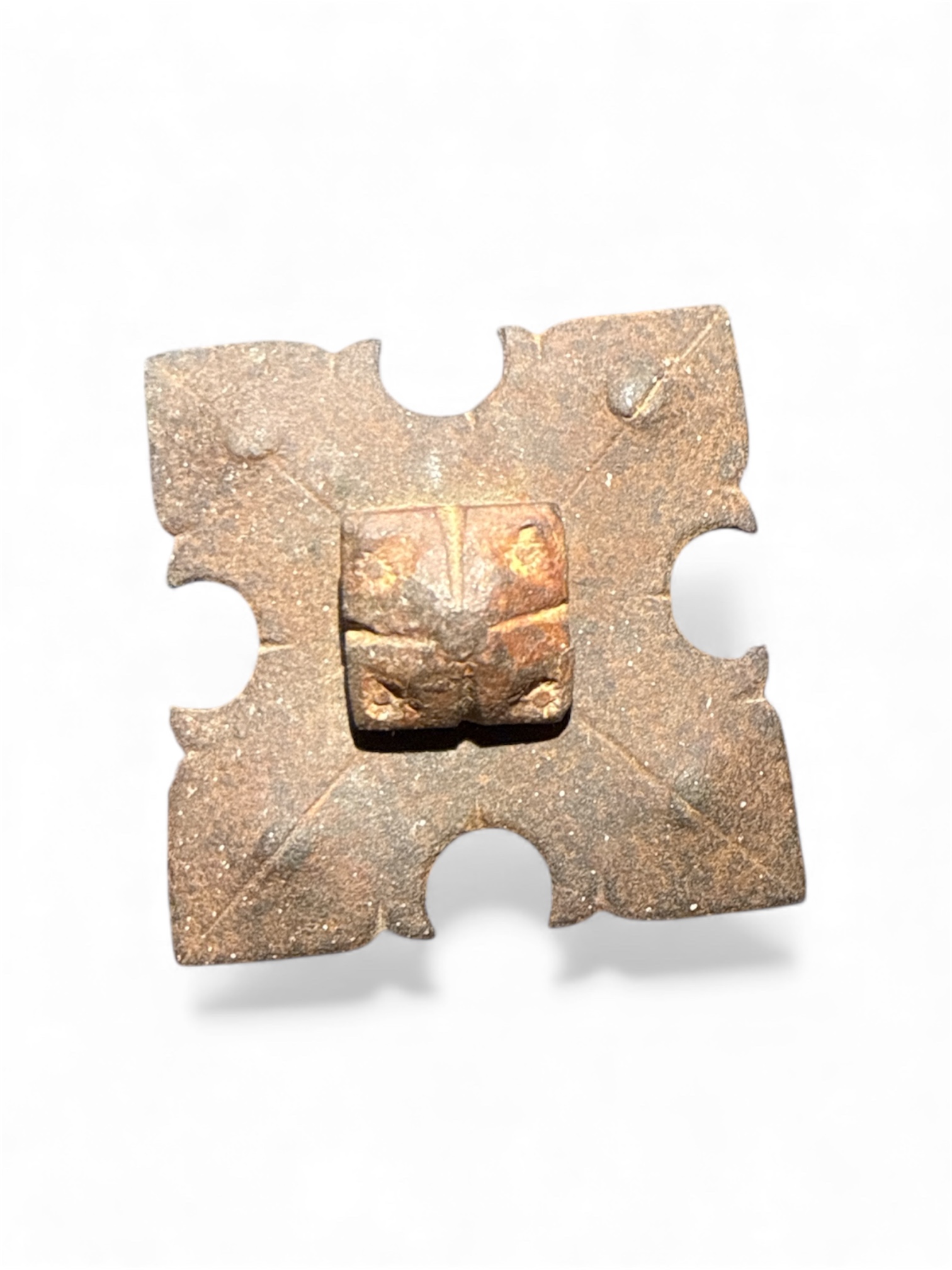 Clavo antiguo con embellecedor realizados en hierro forjado grueso. Siglo XVII.