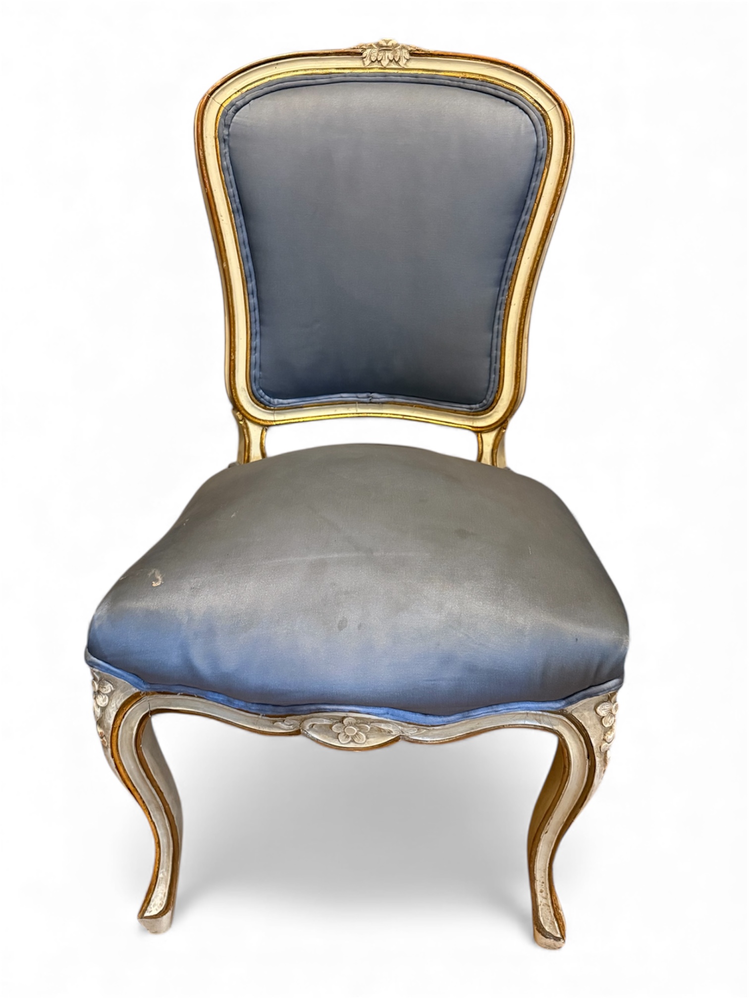 4 sillas estilo Luis XVI policromadas y doradas.