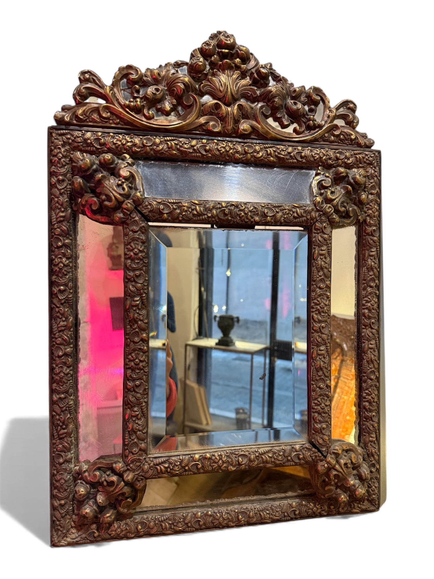 Espejo francés antiguo biselado de latón patinado