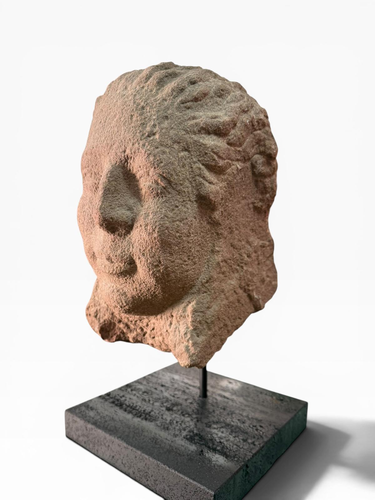 Cabeza Escultórica en Piedra de Rodeno – Pieza de Colección